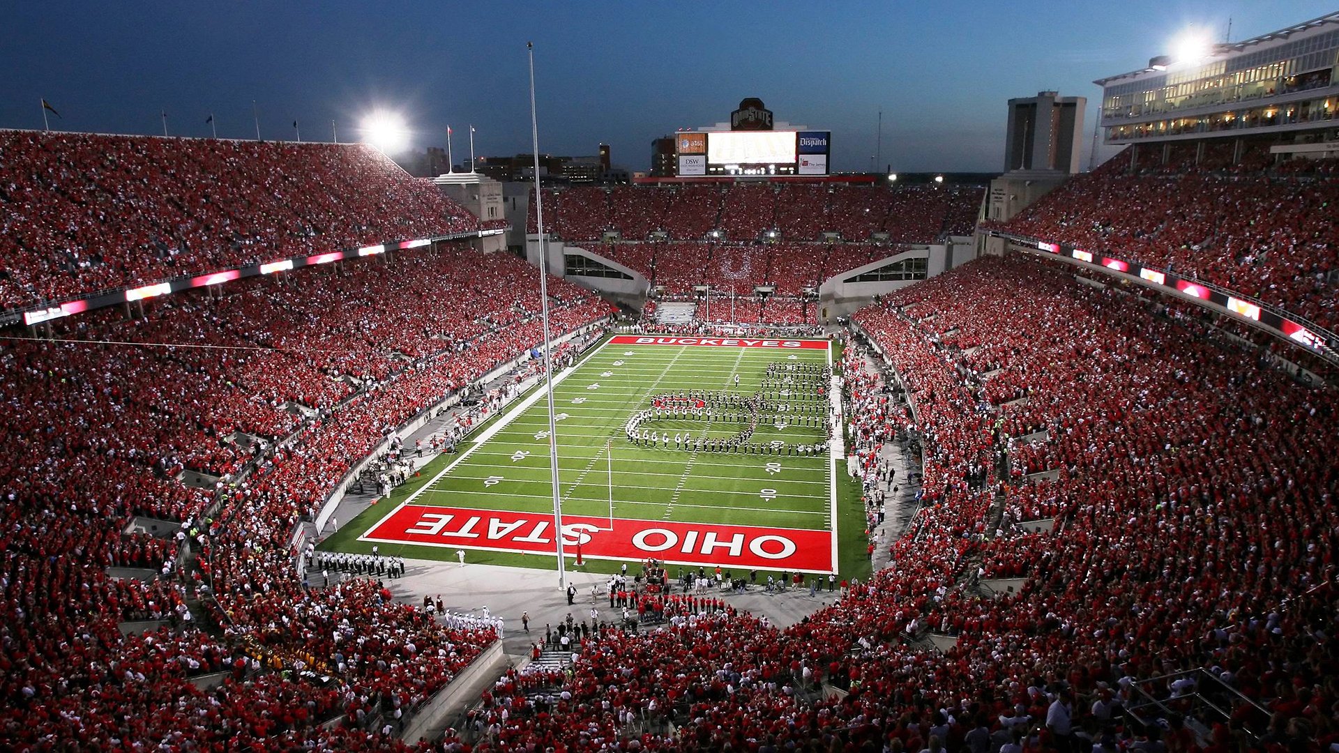 “战术深度:不同教练的战术大比拼”,教练在布置战术时讲到了常用的比赛阵型