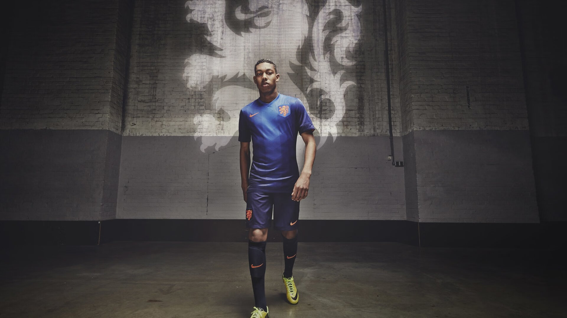 “跃山飞跃:悬崖与荒原的极速震撼”,飞跃山丘